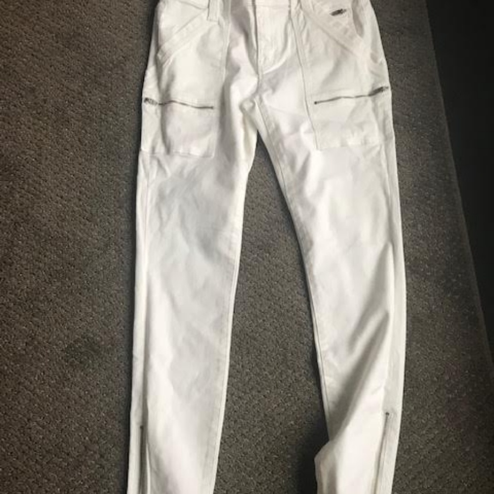 Joie Park Skinny cargo pants in Cream.